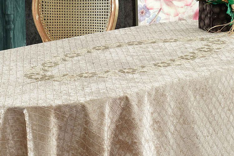 Скатерть Карвен "GIONA" 220*160 велюр с кружевом овал M 786 cappuccino/капучино